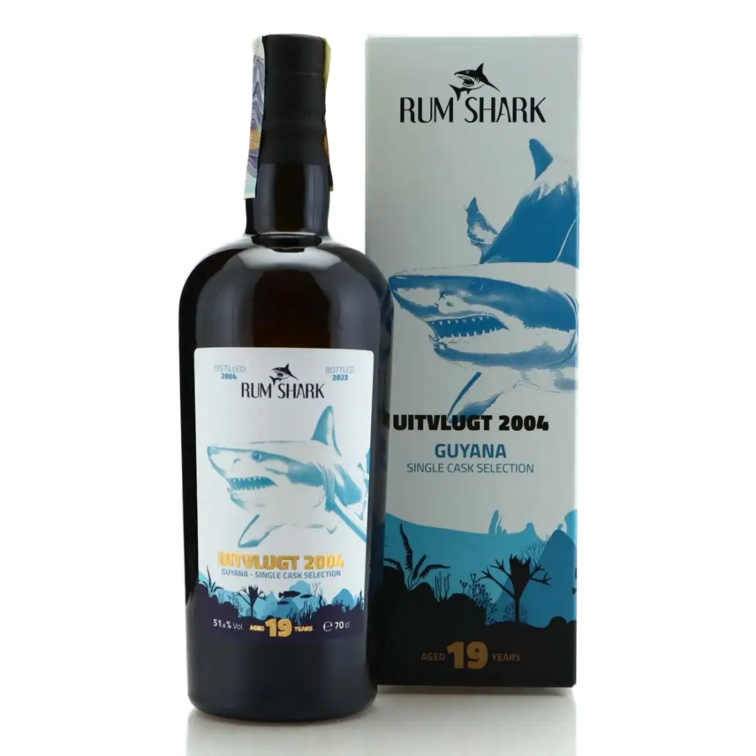 Image of the front of the bottle of the rum2004